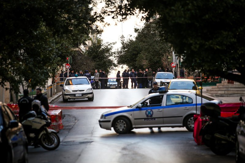 Λίγα λεπτά μετά την έκρηξη έκλεισαν οι δρόμοι στο Κολωνάκι κοντά στο ναό του Αγίου ΔΙονυσίου