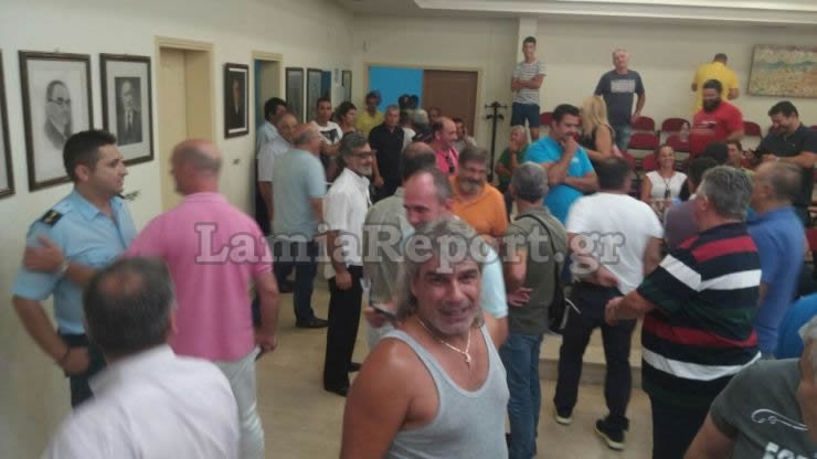 Λαμία: Διεκόπη η συνεδρίαση του δημοτικού συμβουλίου -Τηλεφώνημα για βόμβα [εικόνες]  | iefimerida.gr 1