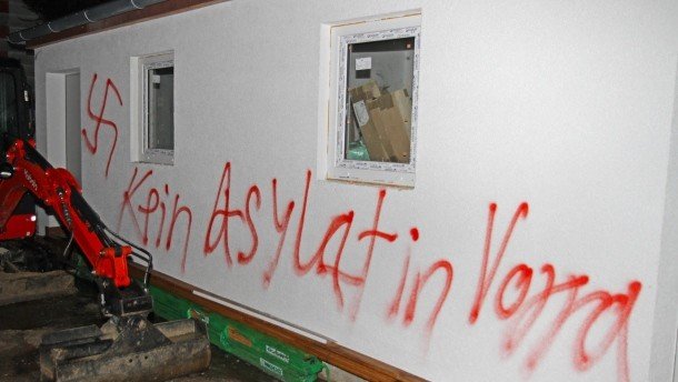 Γερμανία: Φωτιά, ρατσιστικά συνθήματα και σβάστικες σε καταφύγιο προσφύγων | iefimerida.gr 4
