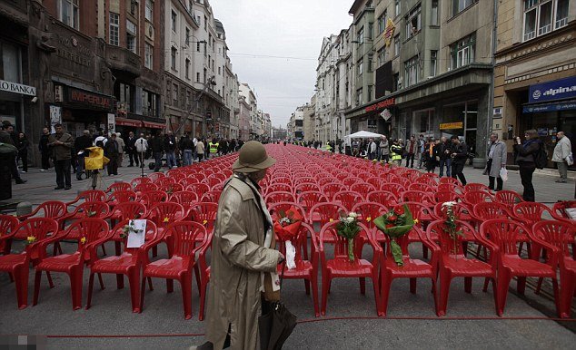 Σεράγεβο: 11.541 άδειες καρέκλες στον δρόμο προς τιμή των νεκρών [εικόνες] | iefimerida.gr 1
