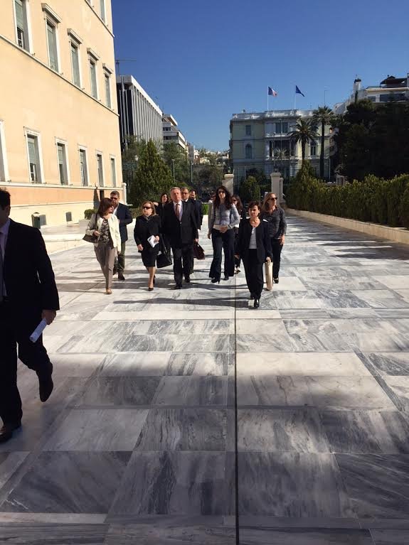 Στη Βουλή συγγενείς θυμάτων της τρομοκρατίας [εικόνες & βίντεο] | iefimerida.gr 0