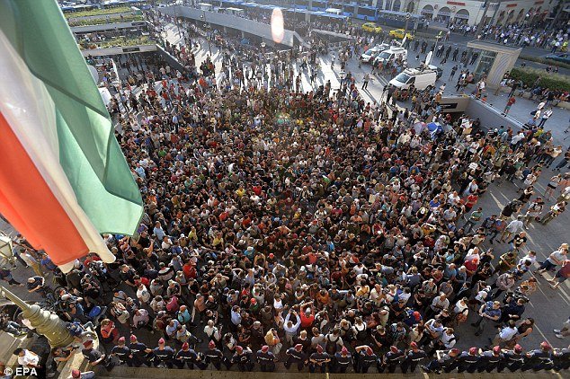 Σκηνές χάους στη Βουδαπέστη - Απελπισμένοι πρόσφυγες εισέβαλαν στον σιδηροδρομικό σταθμό [εικόνες & βίντεο] | iefimerida.gr 7