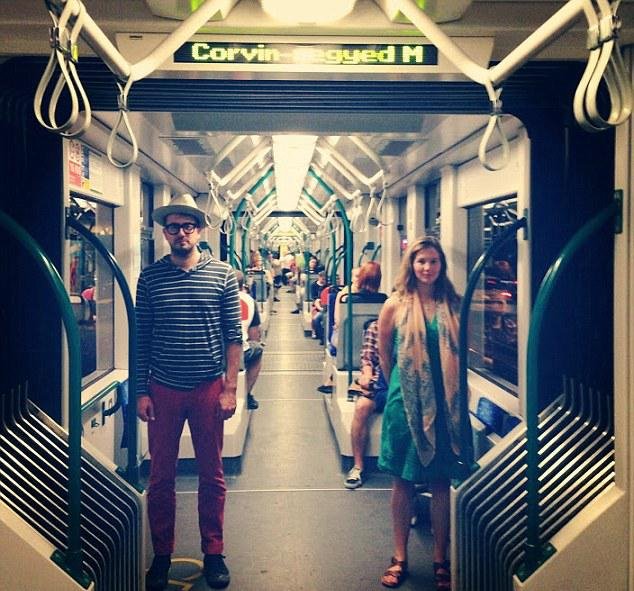 Το πιο τρελό ζευγάρι- Ταξίδεψαν 21 ημέρες στην Ευρώπη με τα ίδια ρούχα για να δουν αν ταιριάζουν [εικόνες] | iefimerida.gr 4