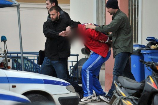 Αυτός είναι ο 25χρονος που έσφαξε τη μητέρα του στη Βούλα -Περιφερόταν ξυπόλητος και χαμένος [εικόνες] | iefimerida.gr 0