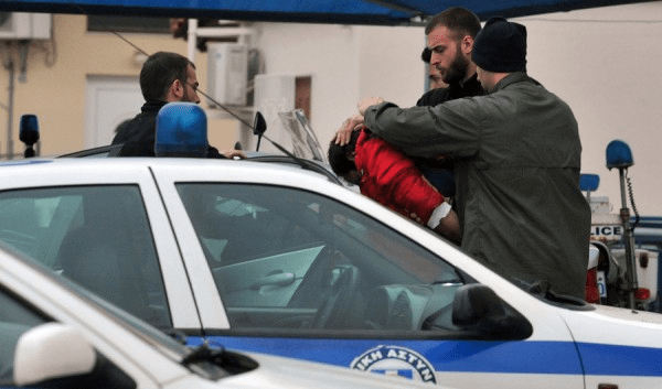 Αυτός είναι ο 25χρονος που έσφαξε τη μητέρα του στη Βούλα -Περιφερόταν ξυπόλητος και χαμένος [εικόνες] | iefimerida.gr 1