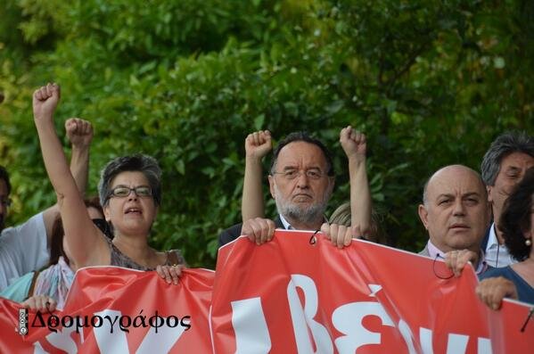Βουλευτές του ΣΥΡΙΖΑ σήκωσαν πανό έξω από τη Βουλή: Να απολύσουμε την κυβέρνηση [εικόνες&amp;βίντεο] | iefimerida.gr 1
