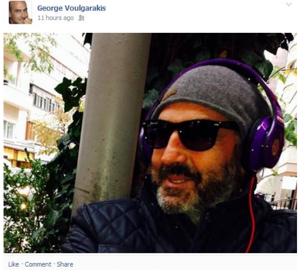 O trendy Γιώργος Βουλγαράκης ανεβάζει φωτογραφίες στο facebook -Αξύριστος, με σκουφάκι και μωβ ακουστικά [εικόνα] | iefimerida.gr 0