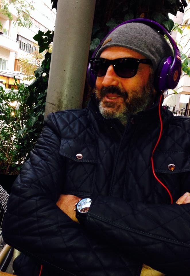 O trendy Γιώργος Βουλγαράκης ανεβάζει φωτογραφίες στο facebook -Αξύριστος, με σκουφάκι και μωβ ακουστικά [εικόνα] | iefimerida.gr 1