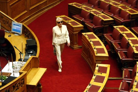 Το backstage του αγιασμού στη Βουλή -Οι βουλευτίνες στα λευκά, η δαντέλα της Κεφαλογιάννη και το ροζ της Σόδη [εικόνες] | iefimerida.gr 0