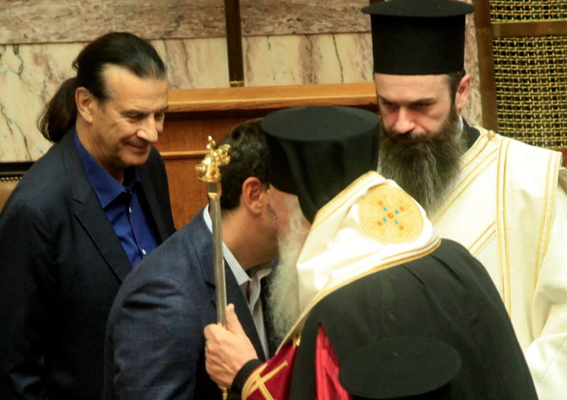 Ο αγιασμός στη Βουλή μέσα από 33 καρέ -Η Μάρκου στα λευκά, το πουά της Καραμανλή [εικόνες] | iefimerida.gr 3