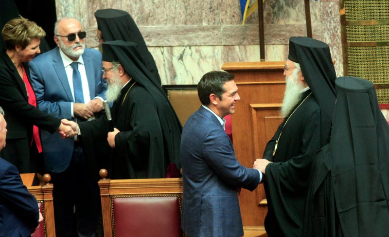 Ο αγιασμός στη Βουλή μέσα από 33 καρέ -Η Μάρκου στα λευκά, το πουά της Καραμανλή [εικόνες] | iefimerida.gr 7