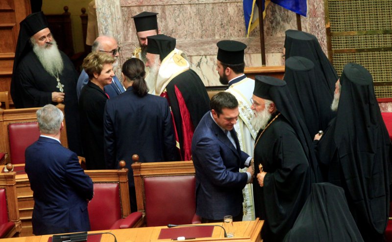 Ο αγιασμός στη Βουλή μέσα από 33 καρέ -Η Μάρκου στα λευκά, το πουά της Καραμανλή [εικόνες] | iefimerida.gr 8