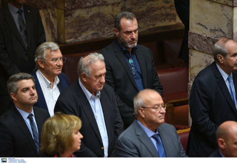 Ο αγιασμός στη Βουλή μέσα από 33 καρέ -Η Μάρκου στα λευκά, το πουά της Καραμανλή [εικόνες] | iefimerida.gr 19