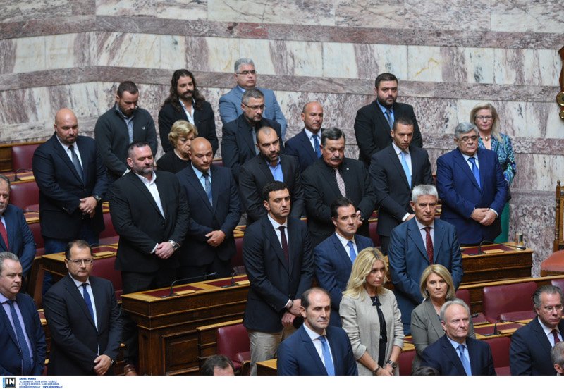 Ο αγιασμός στη Βουλή μέσα από 33 καρέ -Η Μάρκου στα λευκά, το πουά της Καραμανλή [εικόνες] | iefimerida.gr 15