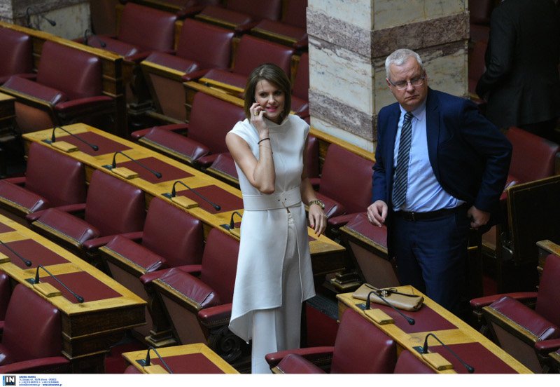 Ο αγιασμός στη Βουλή μέσα από 33 καρέ -Η Μάρκου στα λευκά, το πουά της Καραμανλή [εικόνες] | iefimerida.gr 11