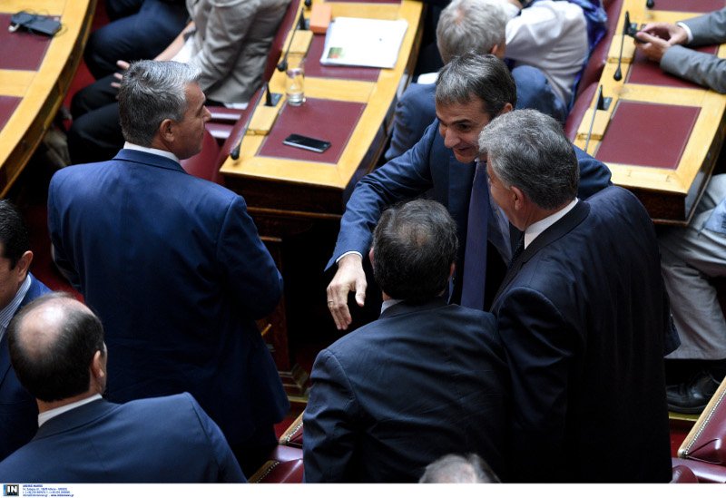 Ο αγιασμός στη Βουλή μέσα από 33 καρέ -Η Μάρκου στα λευκά, το πουά της Καραμανλή [εικόνες] | iefimerida.gr 27