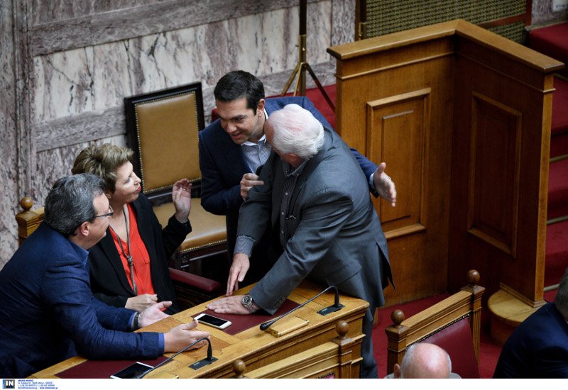 Ο αγιασμός στη Βουλή μέσα από 33 καρέ -Η Μάρκου στα λευκά, το πουά της Καραμανλή [εικόνες] | iefimerida.gr 13