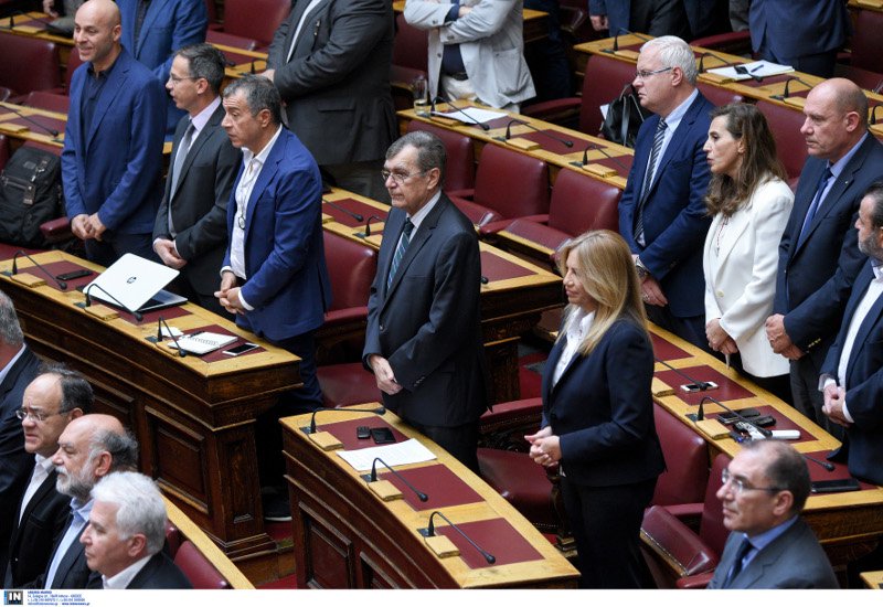 Ο αγιασμός στη Βουλή μέσα από 33 καρέ -Η Μάρκου στα λευκά, το πουά της Καραμανλή [εικόνες] | iefimerida.gr 21