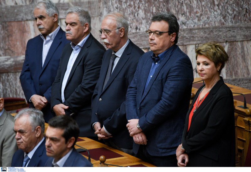 Ο αγιασμός στη Βουλή μέσα από 33 καρέ -Η Μάρκου στα λευκά, το πουά της Καραμανλή [εικόνες] | iefimerida.gr 22