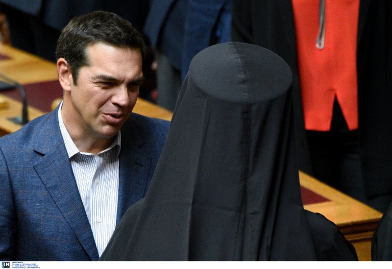 Ο αγιασμός στη Βουλή μέσα από 33 καρέ -Η Μάρκου στα λευκά, το πουά της Καραμανλή [εικόνες] | iefimerida.gr 4