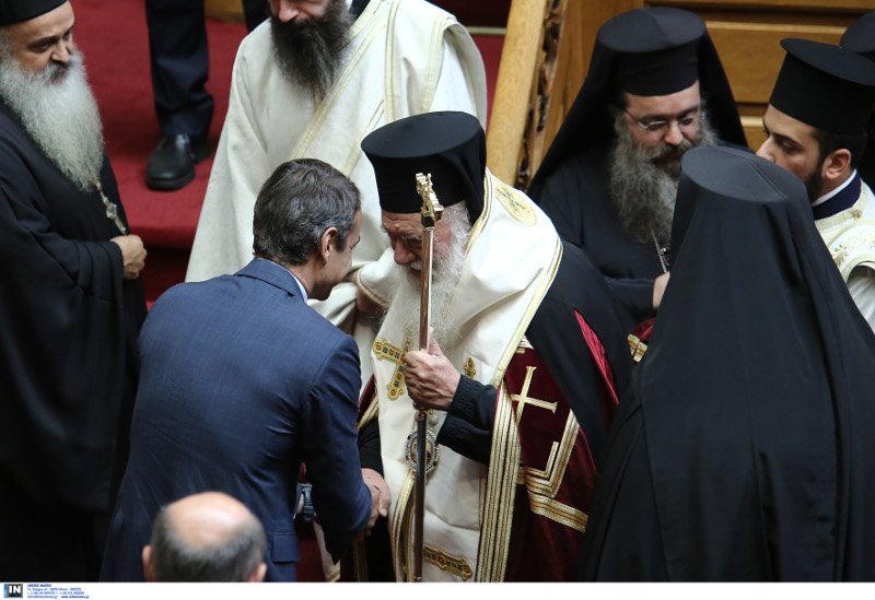 Ο αγιασμός στη Βουλή μέσα από 33 καρέ -Η Μάρκου στα λευκά, το πουά της Καραμανλή [εικόνες] | iefimerida.gr 9