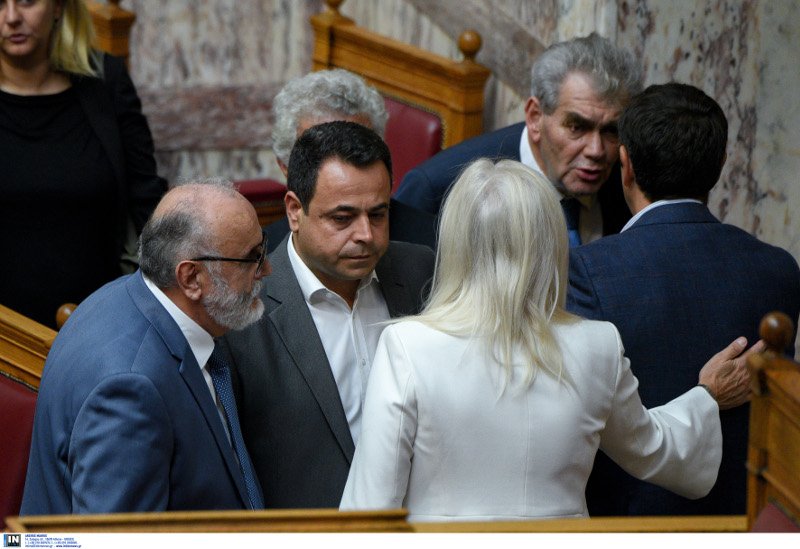 Ο αγιασμός στη Βουλή μέσα από 33 καρέ -Η Μάρκου στα λευκά, το πουά της Καραμανλή [εικόνες] | iefimerida.gr 23