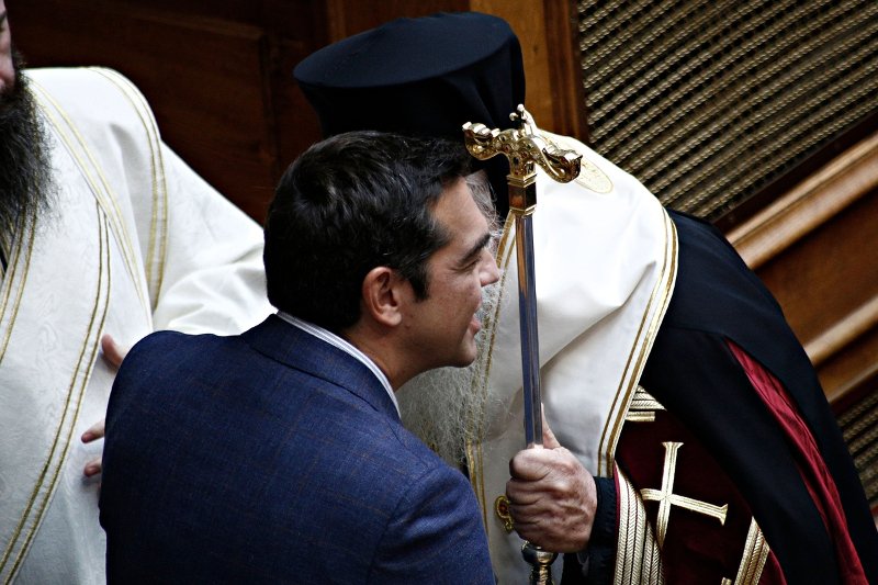 Ο αγιασμός στη Βουλή μέσα από 33 καρέ -Η Μάρκου στα λευκά, το πουά της Καραμανλή [εικόνες] | iefimerida.gr 5