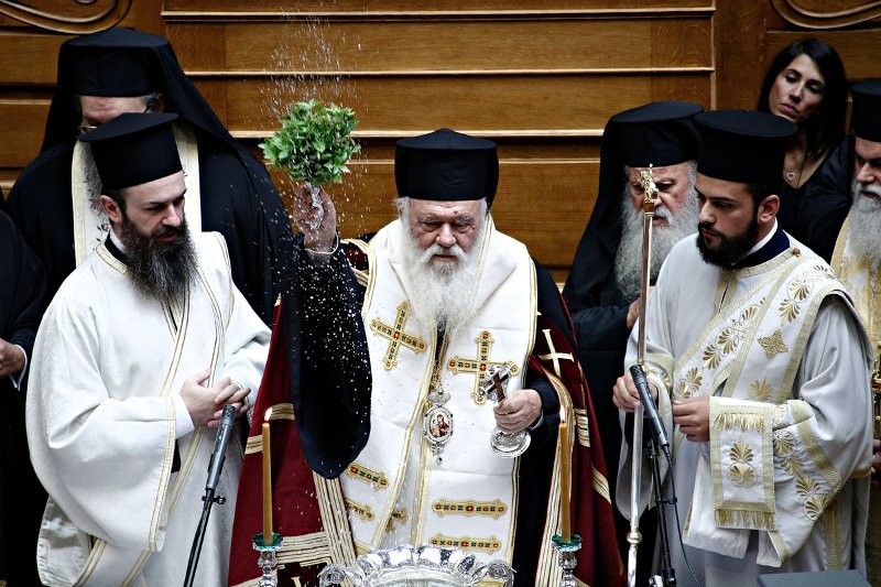 Ο αγιασμός στη Βουλή μέσα από 33 καρέ -Η Μάρκου στα λευκά, το πουά της Καραμανλή [εικόνες] | iefimerida.gr 10