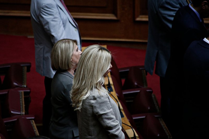 Ο αγιασμός στη Βουλή μέσα από 33 καρέ -Η Μάρκου στα λευκά, το πουά της Καραμανλή [εικόνες] | iefimerida.gr 14