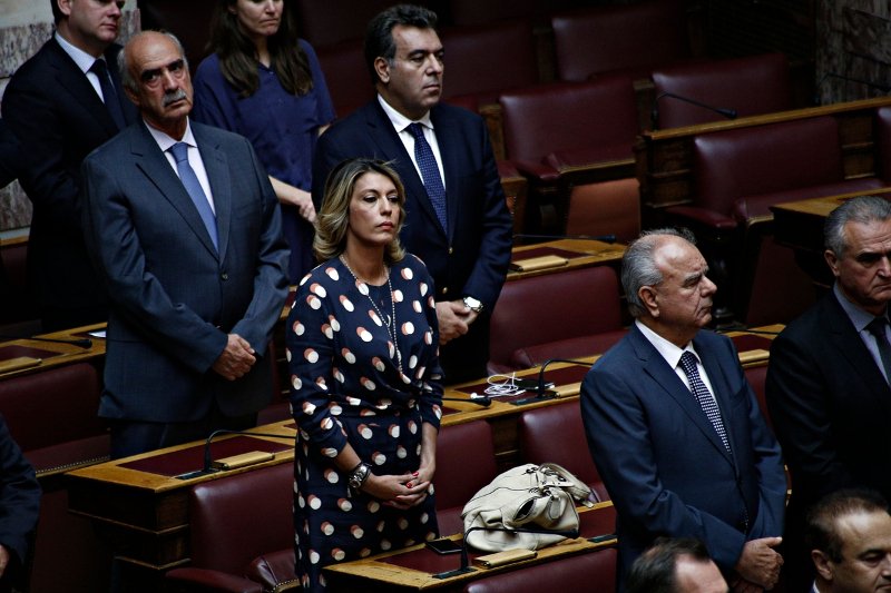Ο αγιασμός στη Βουλή μέσα από 33 καρέ -Η Μάρκου στα λευκά, το πουά της Καραμανλή [εικόνες] | iefimerida.gr 17