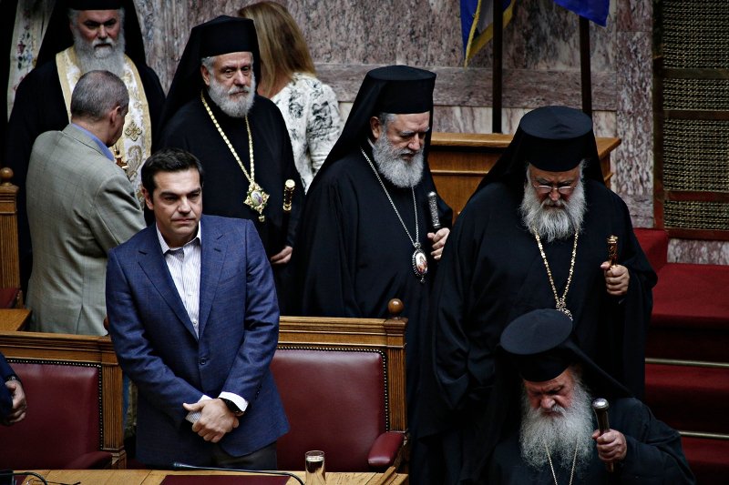 Ο αγιασμός στη Βουλή μέσα από 33 καρέ -Η Μάρκου στα λευκά, το πουά της Καραμανλή [εικόνες] | iefimerida.gr 0