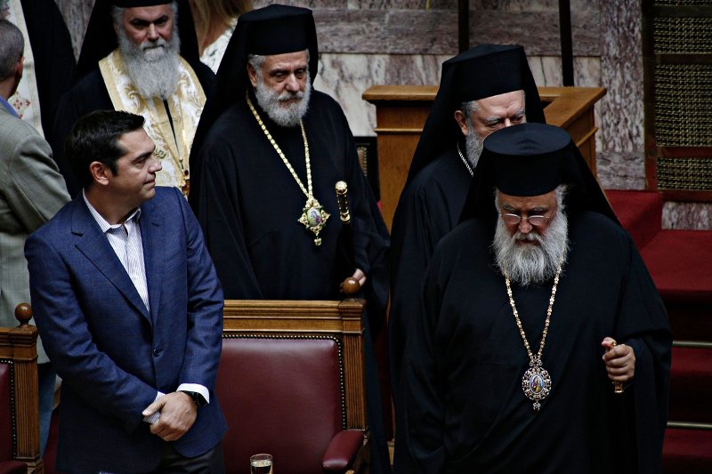 Ο αγιασμός στη Βουλή μέσα από 33 καρέ -Η Μάρκου στα λευκά, το πουά της Καραμανλή [εικόνες] | iefimerida.gr 1