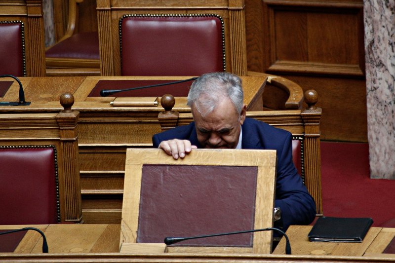 Ο αγιασμός στη Βουλή μέσα από 33 καρέ -Η Μάρκου στα λευκά, το πουά της Καραμανλή [εικόνες] | iefimerida.gr 30