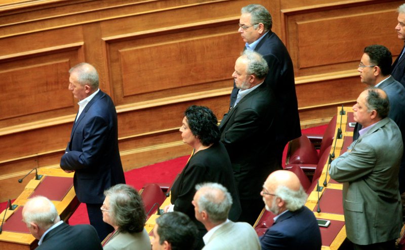 Ο αγιασμός στη Βουλή μέσα από 33 καρέ -Η Μάρκου στα λευκά, το πουά της Καραμανλή [εικόνες] | iefimerida.gr 18