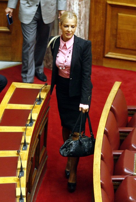 Το backstage του αγιασμού στη Βουλή -Οι βουλευτίνες στα λευκά, η δαντέλα της Κεφαλογιάννη και το ροζ της Σόδη [εικόνες] | iefimerida.gr 1