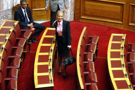 Το backstage του αγιασμού στη Βουλή -Οι βουλευτίνες στα λευκά, η δαντέλα της Κεφαλογιάννη και το ροζ της Σόδη [εικόνες] | iefimerida.gr 2