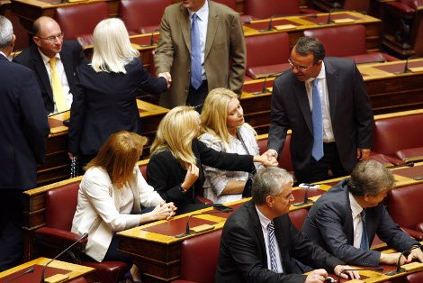 Το backstage του αγιασμού στη Βουλή -Οι βουλευτίνες στα λευκά, η δαντέλα της Κεφαλογιάννη και το ροζ της Σόδη [εικόνες] | iefimerida.gr 3