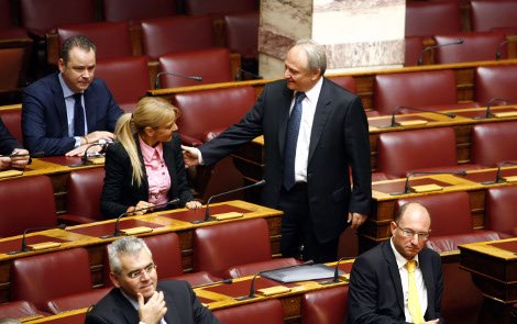 Το backstage του αγιασμού στη Βουλή -Οι βουλευτίνες στα λευκά, η δαντέλα της Κεφαλογιάννη και το ροζ της Σόδη [εικόνες] | iefimerida.gr 4