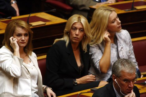 Το backstage του αγιασμού στη Βουλή -Οι βουλευτίνες στα λευκά, η δαντέλα της Κεφαλογιάννη και το ροζ της Σόδη [εικόνες] | iefimerida.gr 5