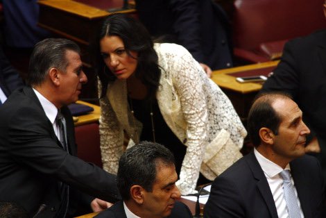 Το backstage του αγιασμού στη Βουλή -Οι βουλευτίνες στα λευκά, η δαντέλα της Κεφαλογιάννη και το ροζ της Σόδη [εικόνες] | iefimerida.gr 6