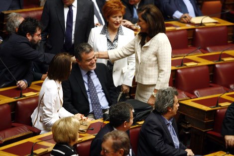 Το backstage του αγιασμού στη Βουλή -Οι βουλευτίνες στα λευκά, η δαντέλα της Κεφαλογιάννη και το ροζ της Σόδη [εικόνες] | iefimerida.gr 7