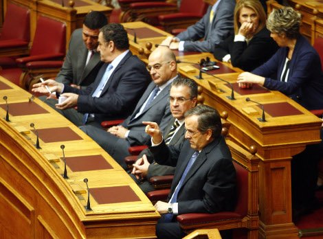 Το backstage του αγιασμού στη Βουλή -Οι βουλευτίνες στα λευκά, η δαντέλα της Κεφαλογιάννη και το ροζ της Σόδη [εικόνες] | iefimerida.gr 8