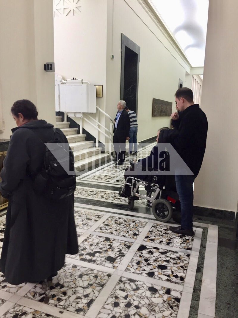 Δεν μπορούσε να ανέβει στην αίθουσα της Γερουσίας