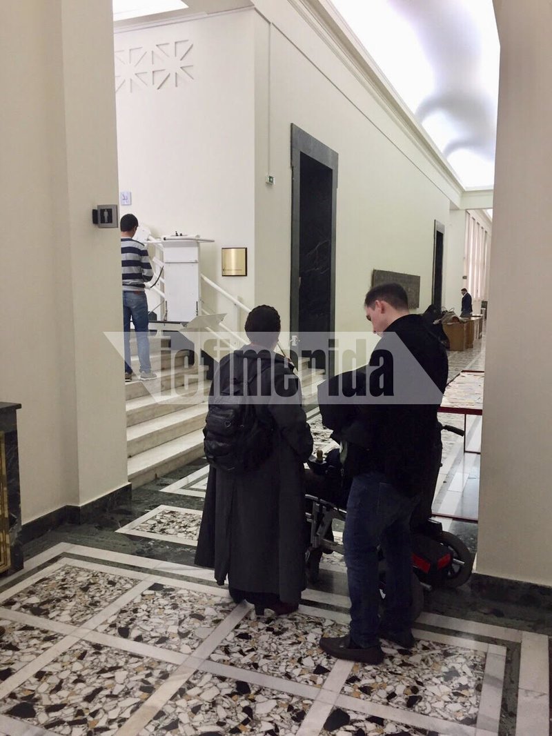 Για περισσότερο από 2 ώρες ο άτυχος άνδρας έβλεπε τους υπαλλήλους της Βουλής να μην μπορούν να λειτουργήσουν το μηχάνημα