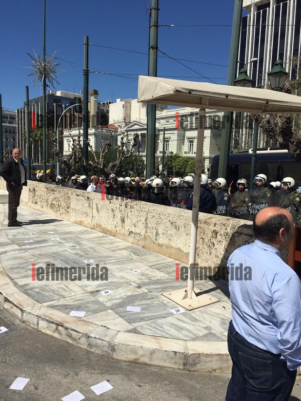 Καρέ καρέ η εισβολή των αντιεξουσιαστών στο προαύλιο της Βουλής [εικόνες & βίντεο] | iefimerida.gr 0