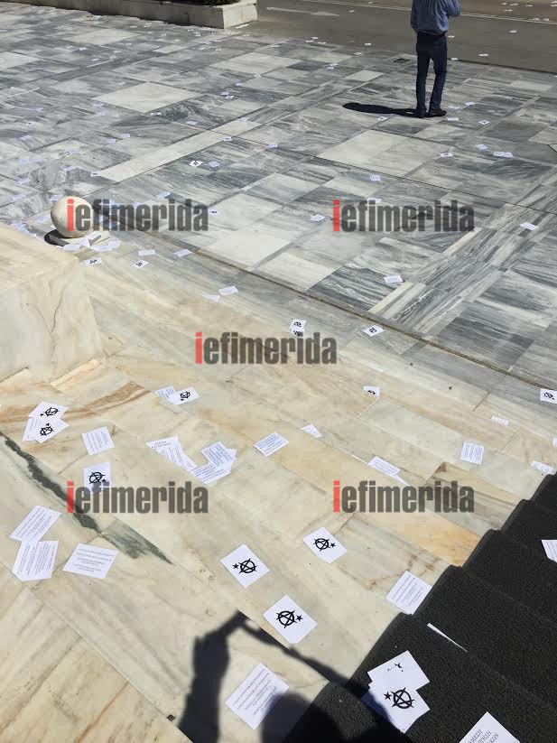 Καρέ καρέ η εισβολή των αντιεξουσιαστών στο προαύλιο της Βουλής [εικόνες & βίντεο] | iefimerida.gr 8