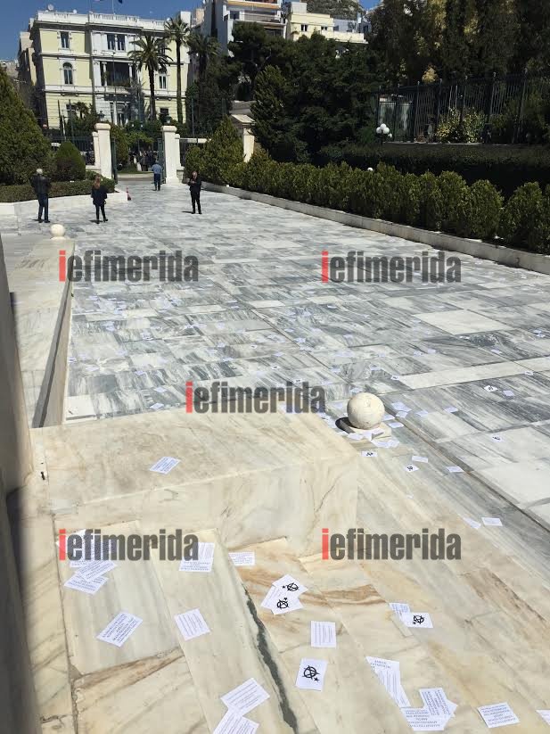 Καρέ καρέ η εισβολή των αντιεξουσιαστών στο προαύλιο της Βουλής [εικόνες & βίντεο] | iefimerida.gr 9