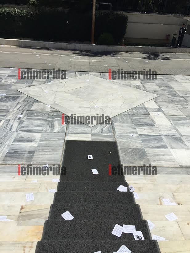 Καρέ καρέ η εισβολή των αντιεξουσιαστών στο προαύλιο της Βουλής [εικόνες & βίντεο] | iefimerida.gr 10