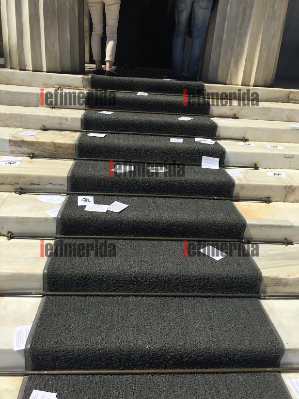 Καρέ καρέ η εισβολή των αντιεξουσιαστών στο προαύλιο της Βουλής [εικόνες & βίντεο] | iefimerida.gr 11