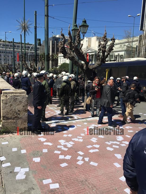 Καρέ καρέ η εισβολή των αντιεξουσιαστών στο προαύλιο της Βουλής [εικόνες & βίντεο] | iefimerida.gr 1